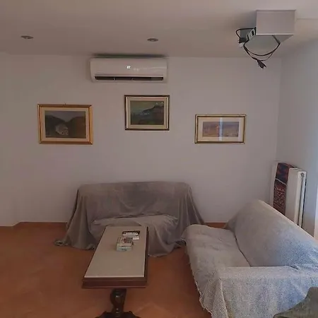 ευρύχωρο και ήσυχο Διαμέρισμα *